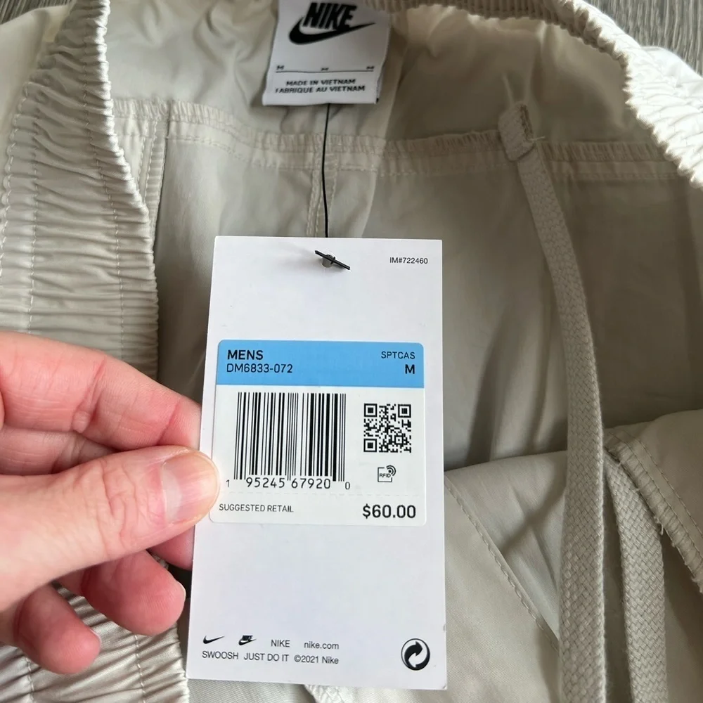 Nike Knee-Length Cargo Shorts in Bone Size Medium
